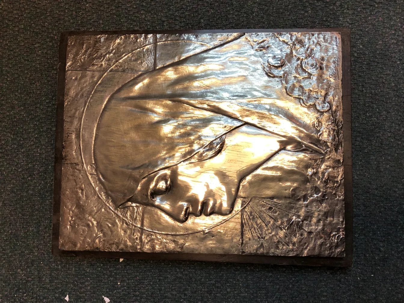 Plaque murale ancienne avec un relief d'un visage