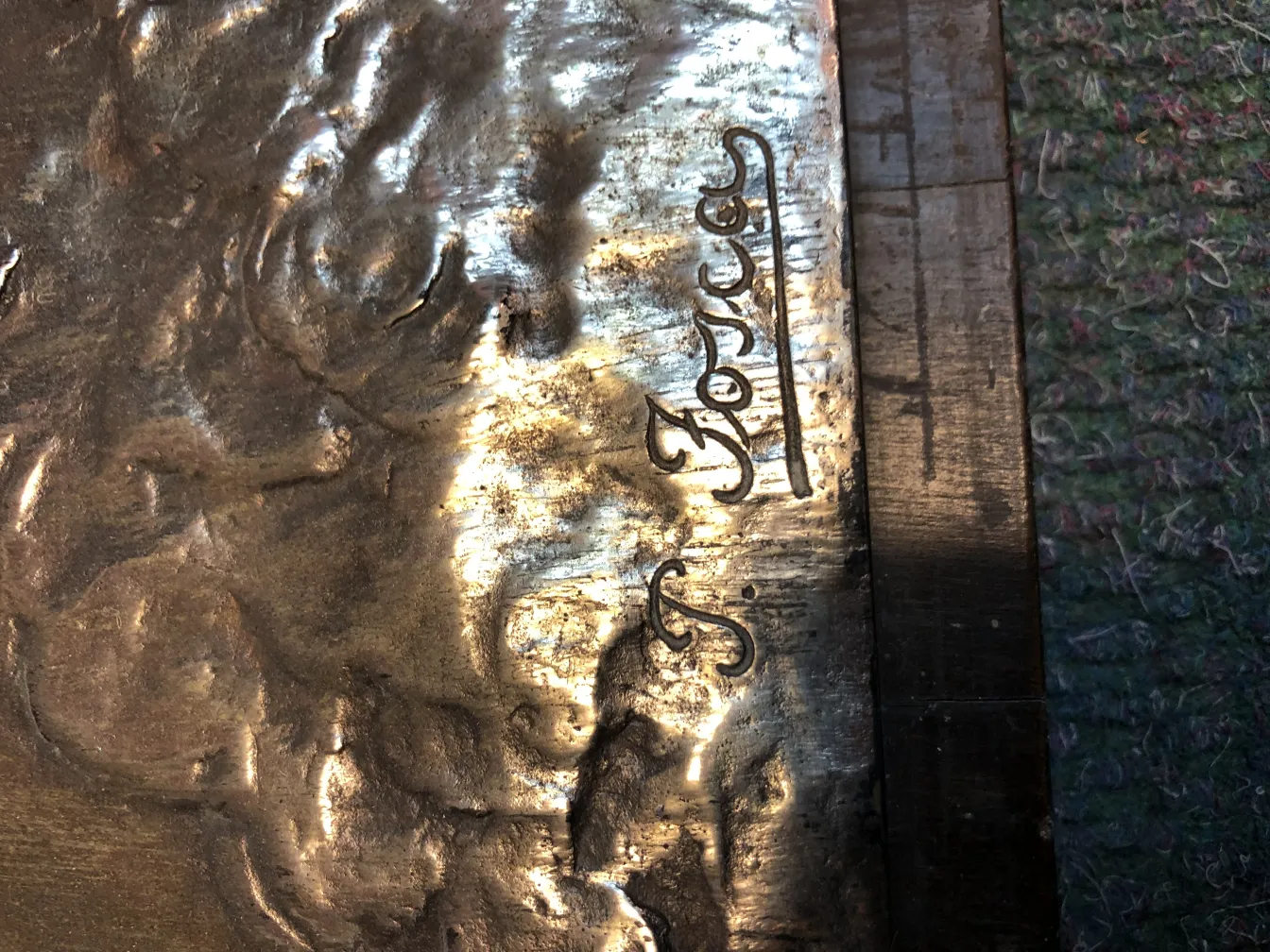 لوحة جدارية قديمة ذات تفاصيل منقوشة