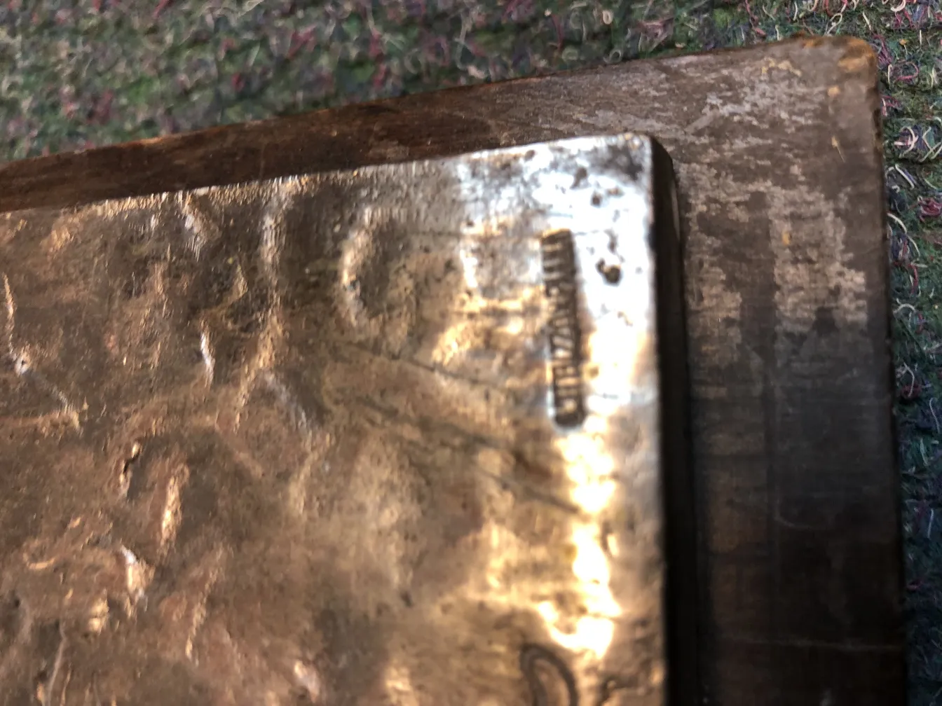 Antigua placa de pared decorativa con detalles visibles.