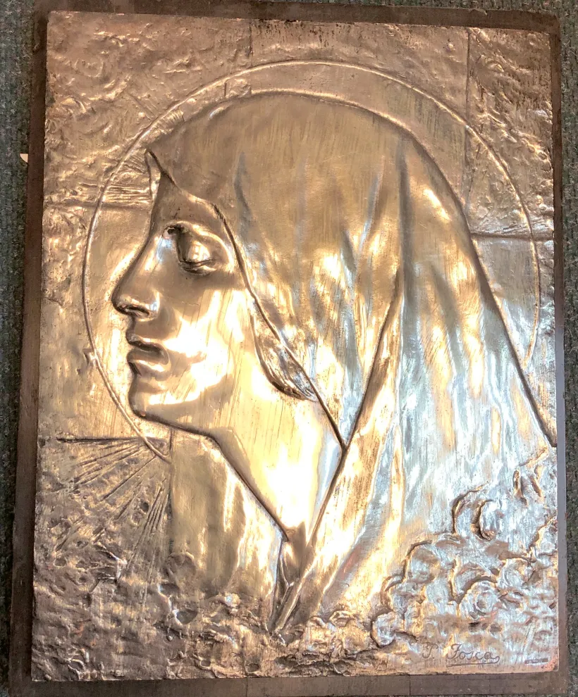 부조가 있는 고대 벽판