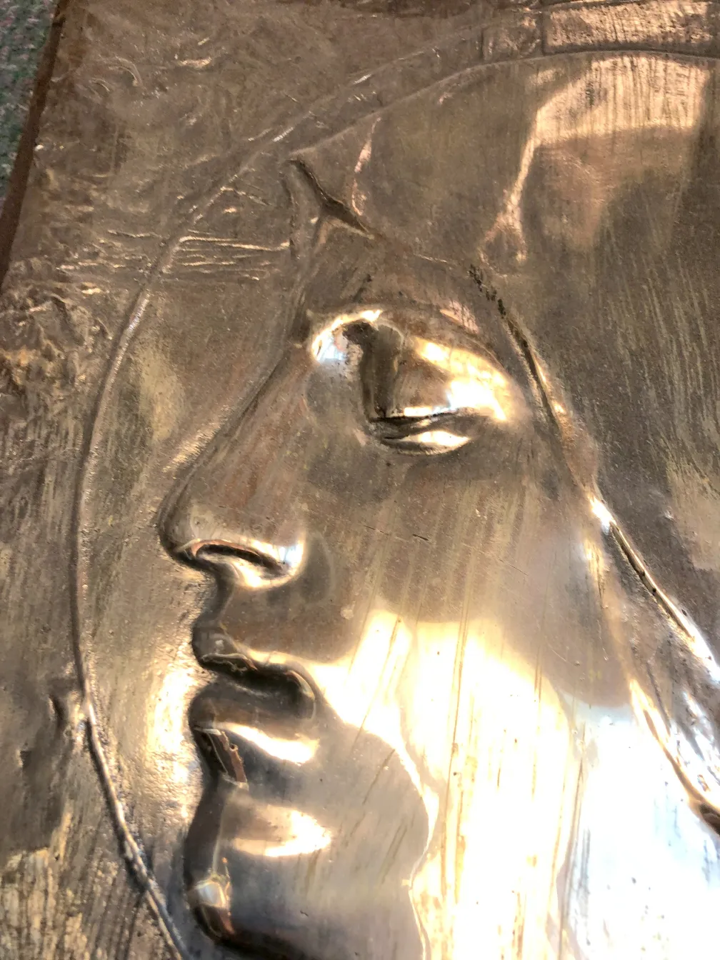 detalle de placa de pared antigua de P. Fosca, rostro en relieve