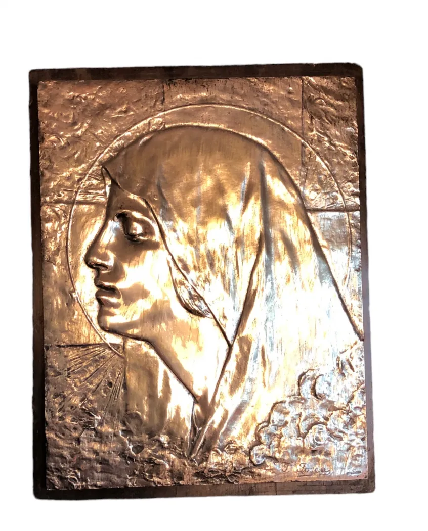 Placa de pared antigua con figura de rostro