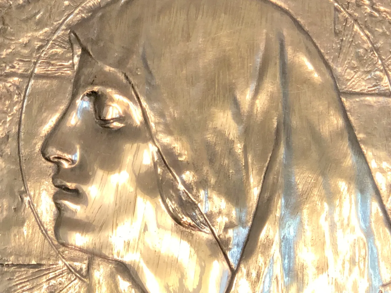 Placa de pared antigua con retrato y detalles de luz