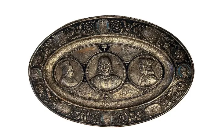 Placca a muro antica con ritratti e dettagli intricati.