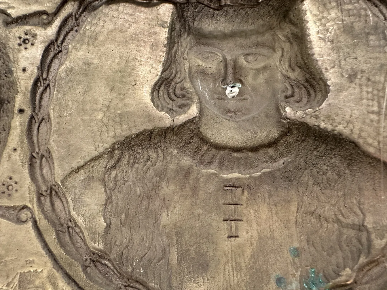 以人形为特色的古代墙板浮雕