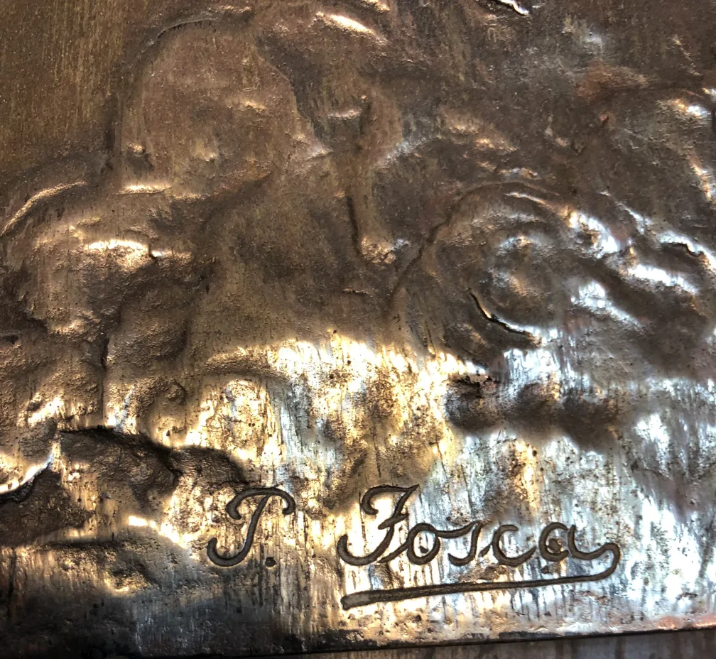 古老的金属墙板，带有可见的细节和签名