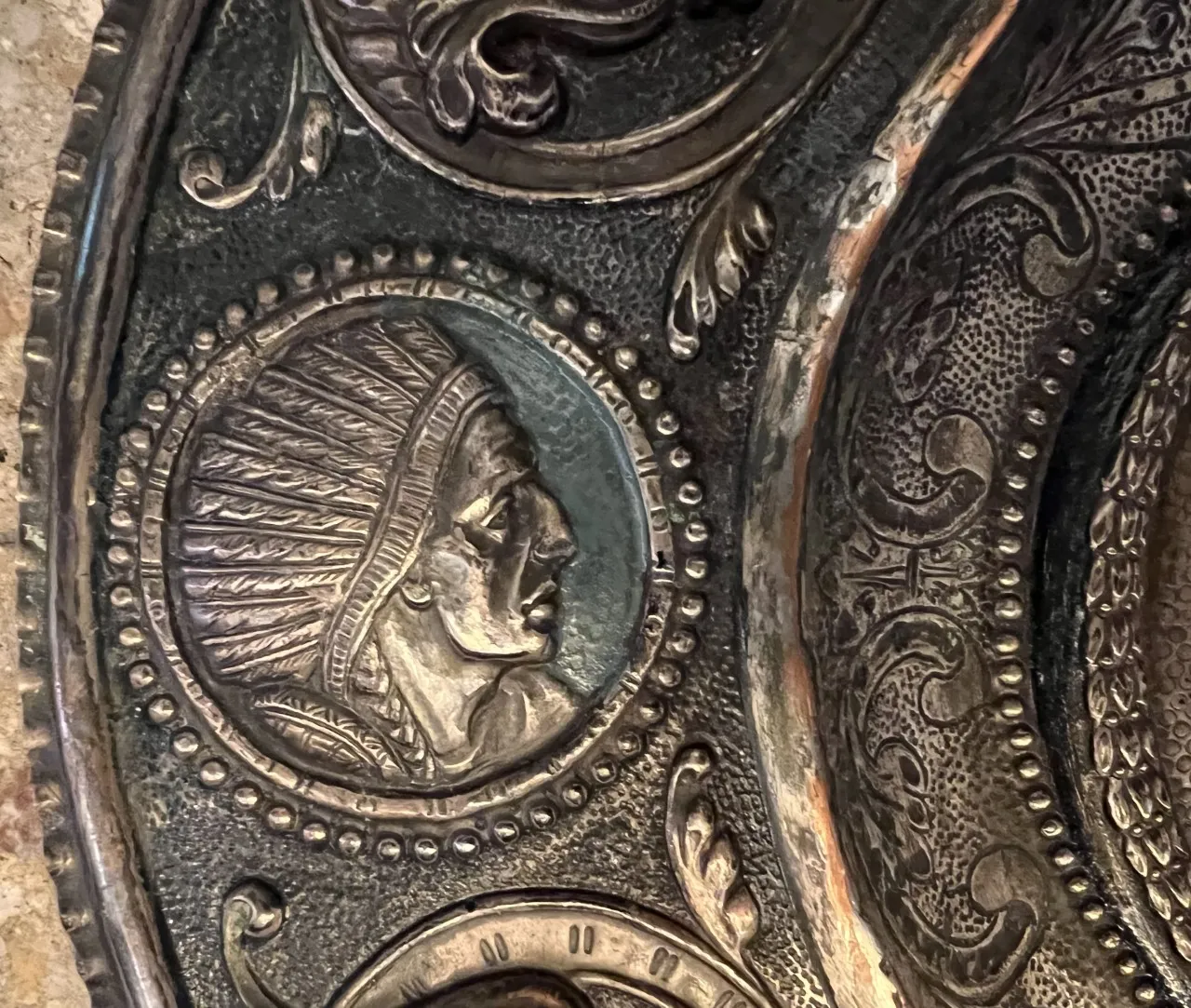 Antike Wandplatte mit einem Relief einer menschlichen Figur im Profil