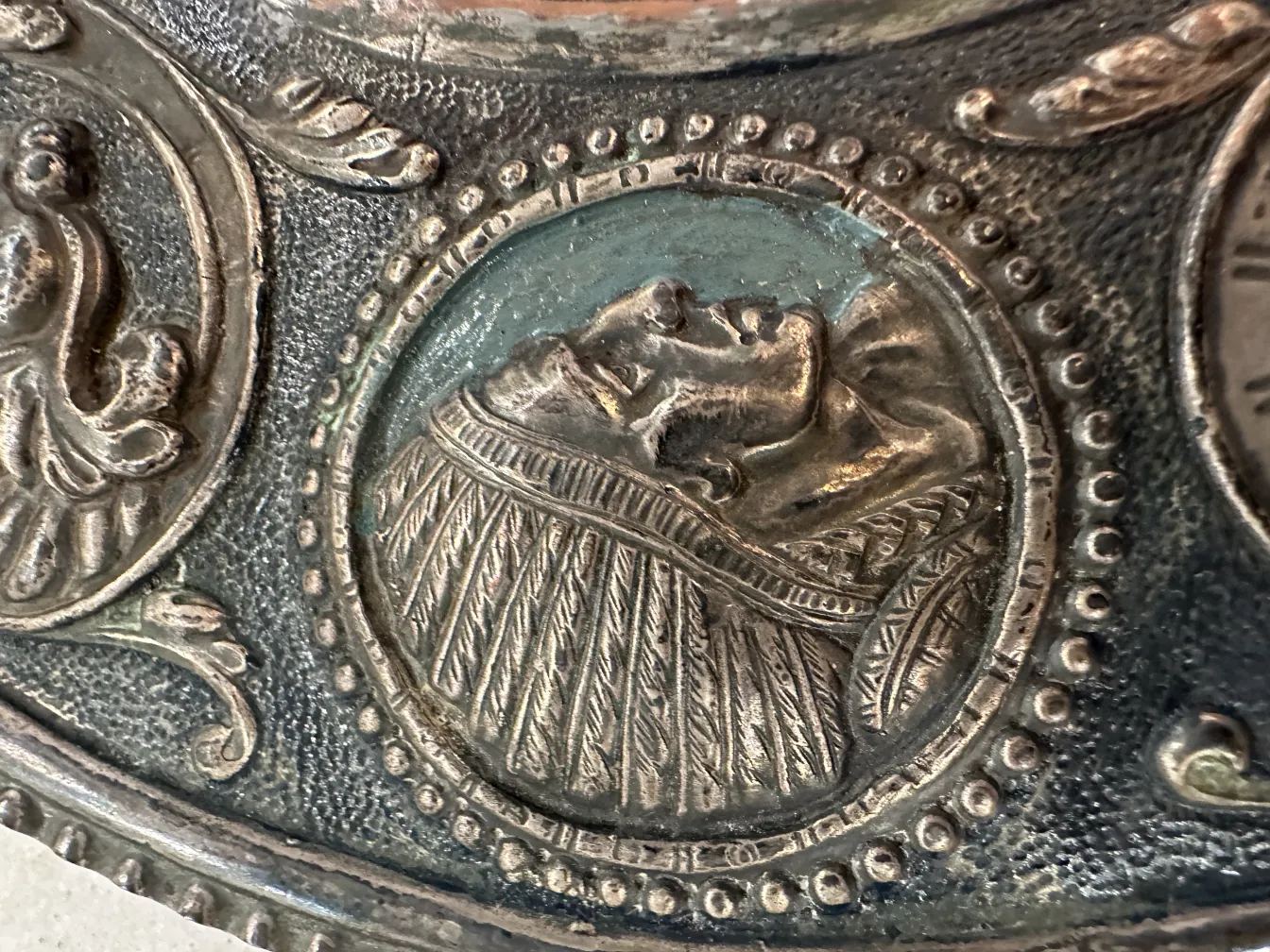 Antike Wandplatte mit detaillierten Reliefs und Verzierungen.