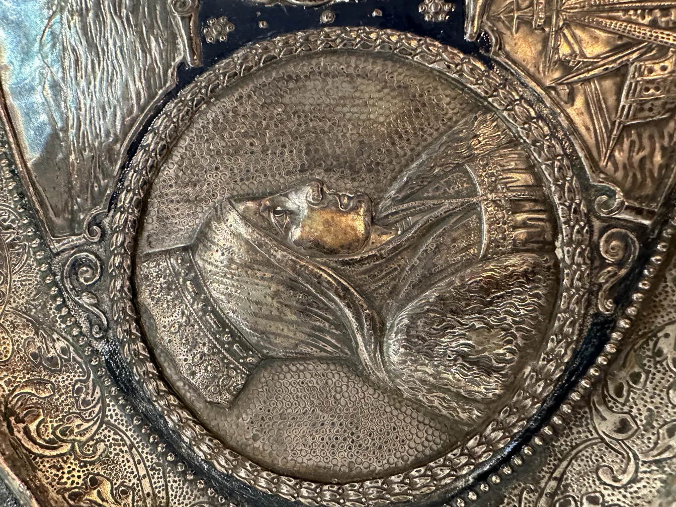 placa de parede antiga com relevo e detalhes decorativos em um ambiente nostálgico