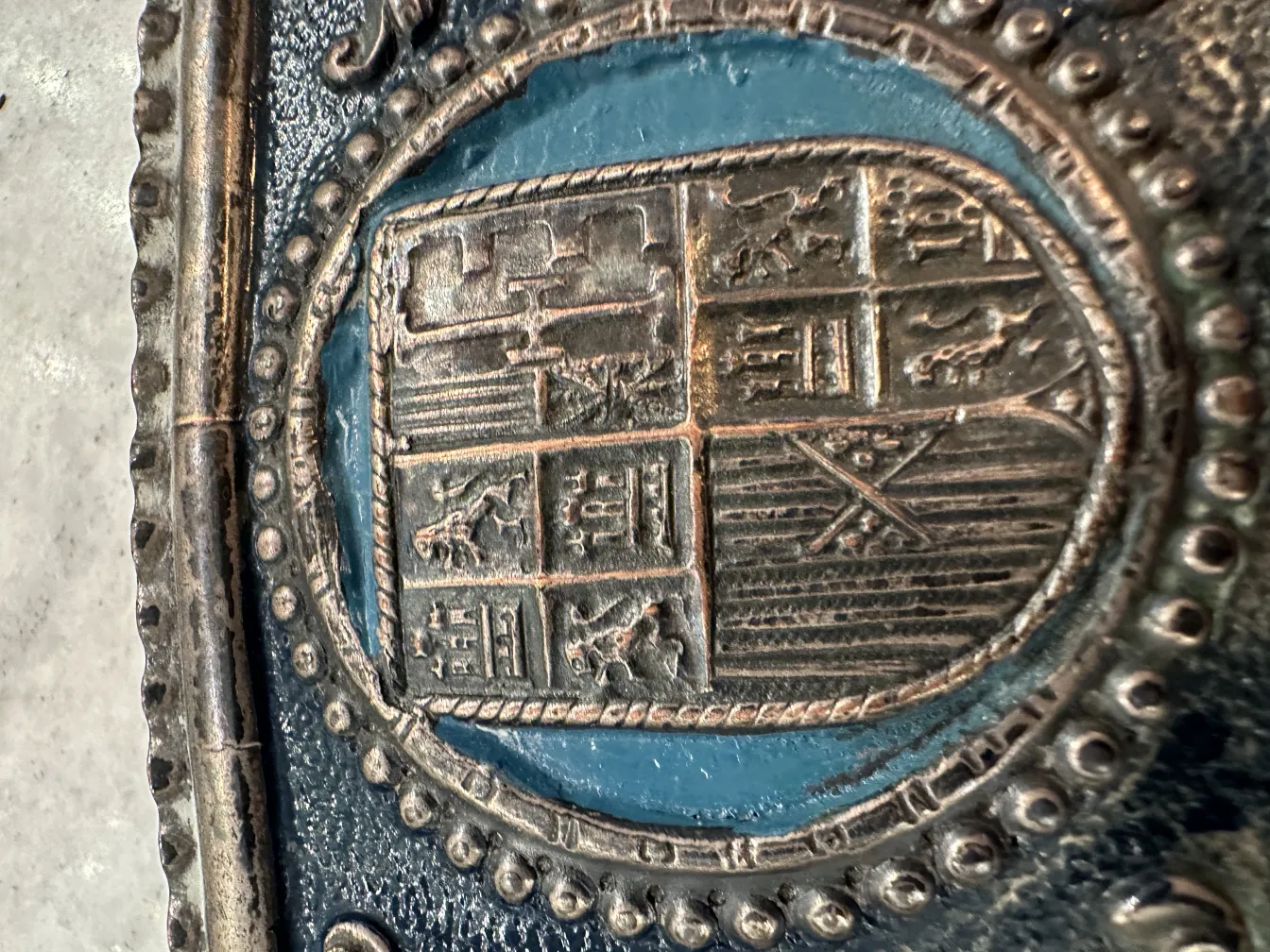 Декоративная старинная настенная панель с резьбой