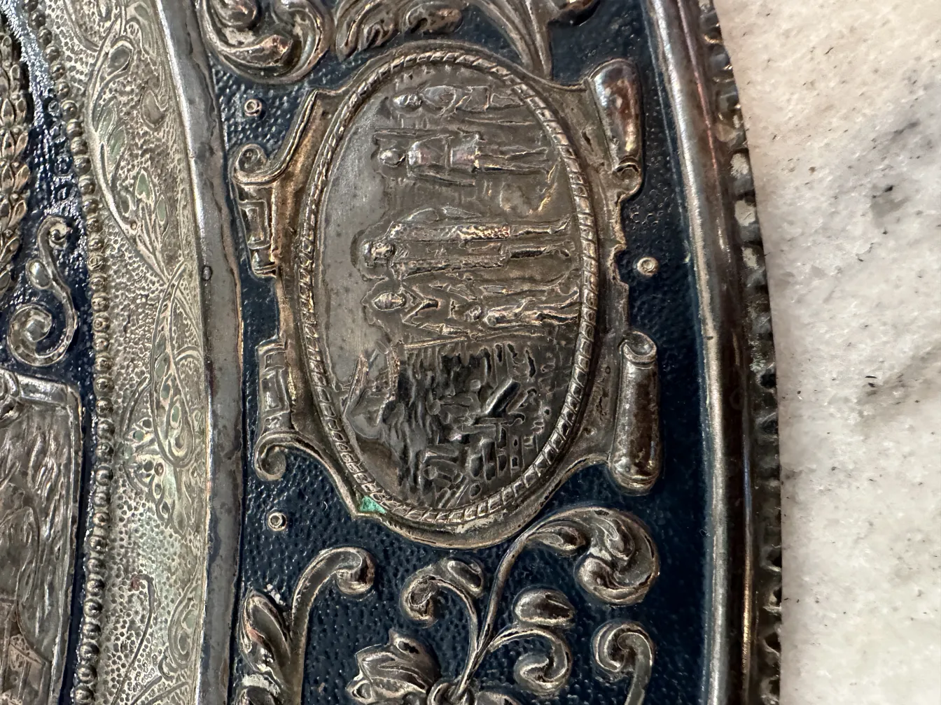 Placa de parede antiga com design detalhado e elementos decorativos