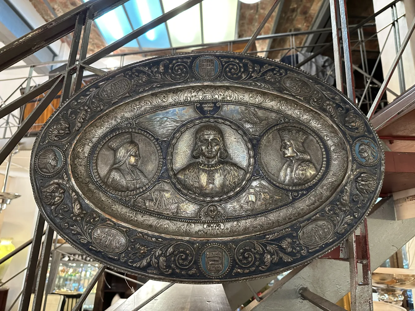 Antiga placa de parede com retratos de figuras.