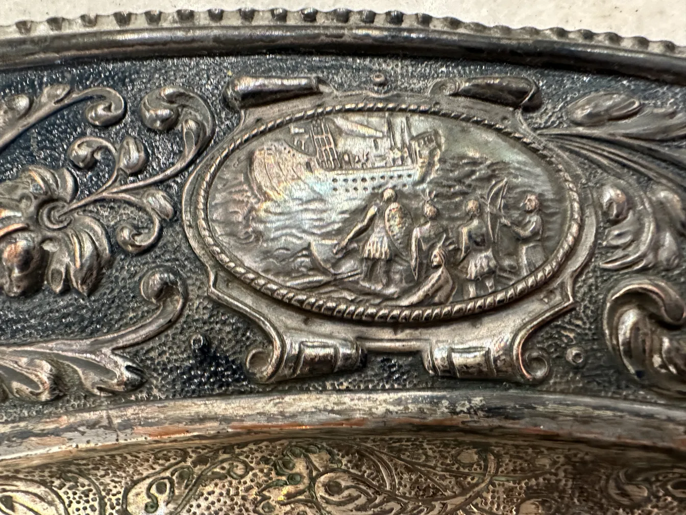 Antike Wandplatte mit maritimen Details und Figuren