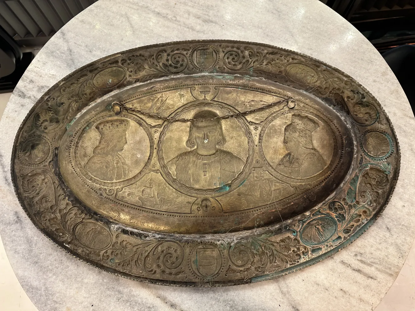 Antike Wandplatte verziert mit skulptierten Figuren