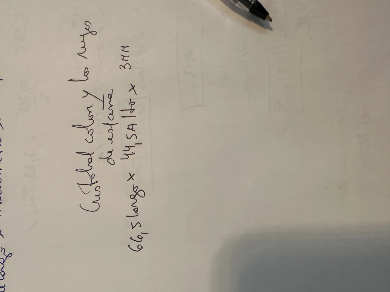 Plaque murale ancienne avec détails décoratifs visibles.