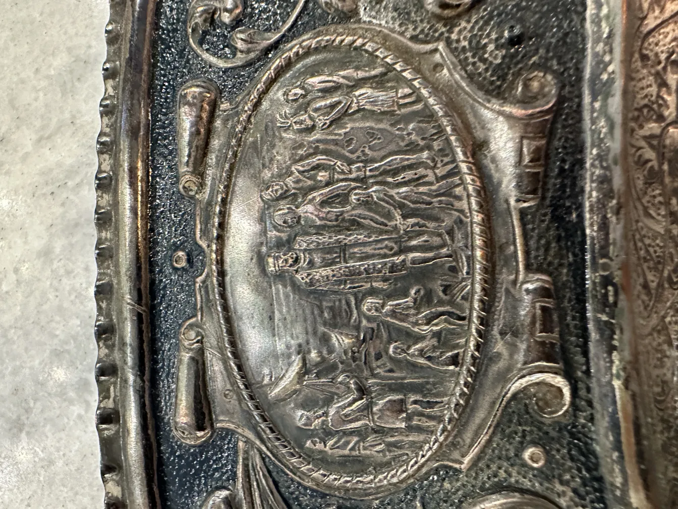 antike wandplatte mit erhabenen skulpturalen details