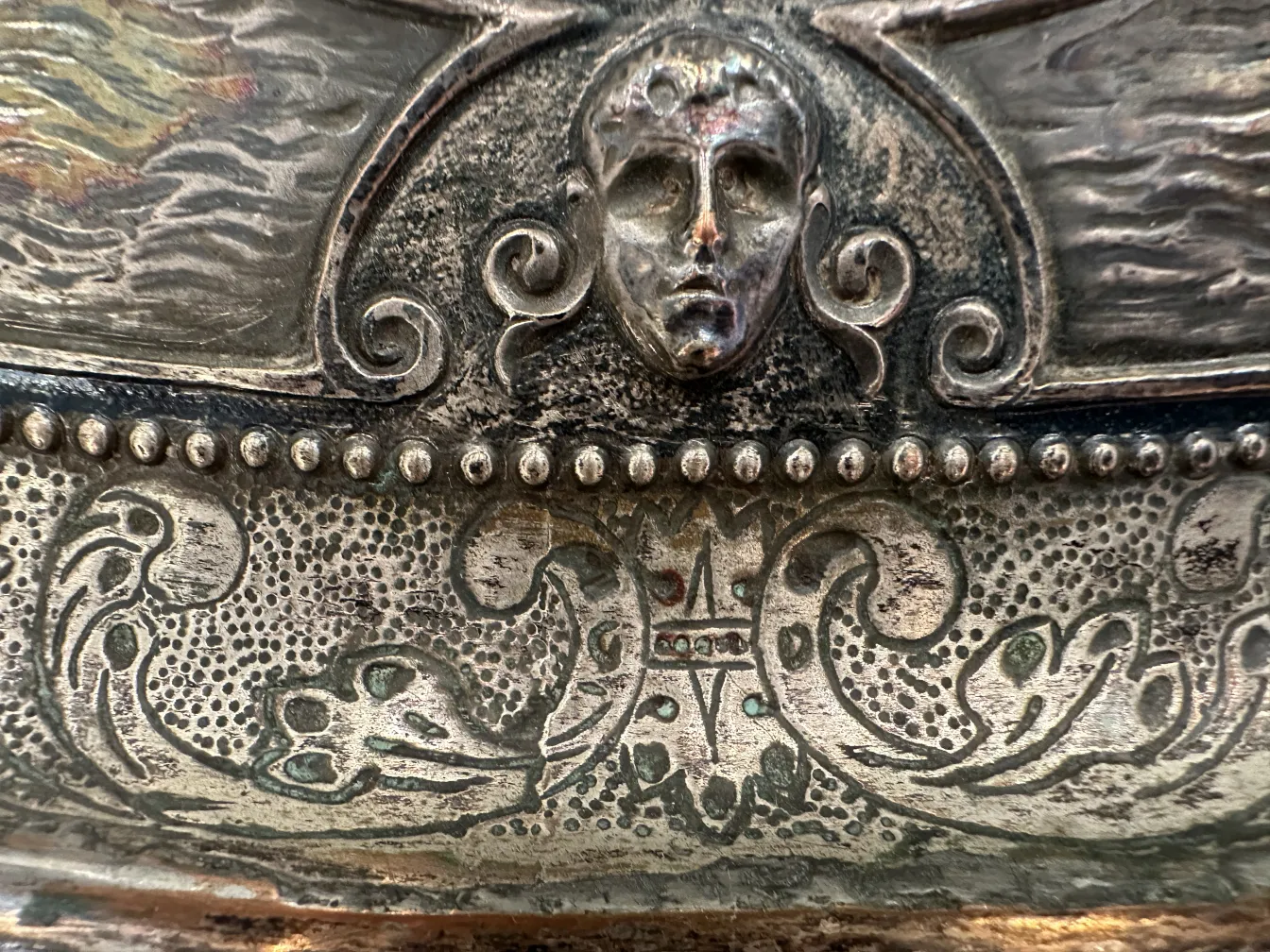 Antike Wandplatte mit dekorativen Details und geschwungenen Formen