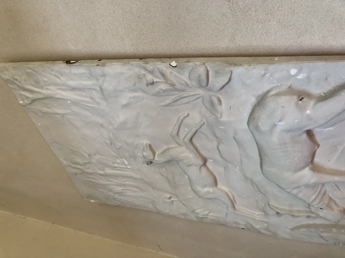 antike wandplatte mit relief, natürliche dekorationen