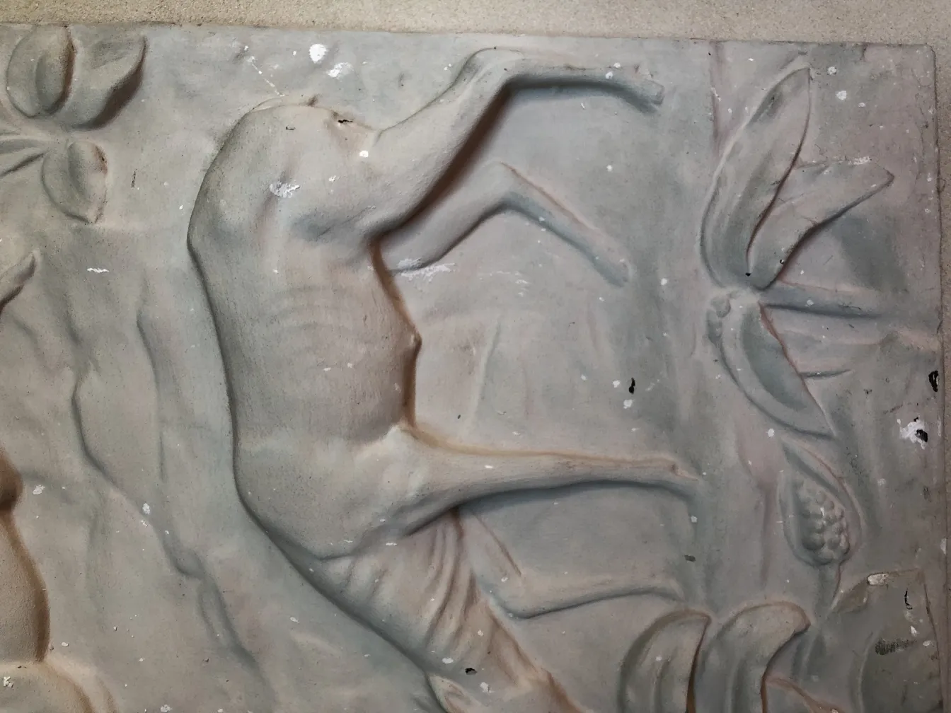 Antike Wandplatte mit detailliertem Relief und Dekoration.