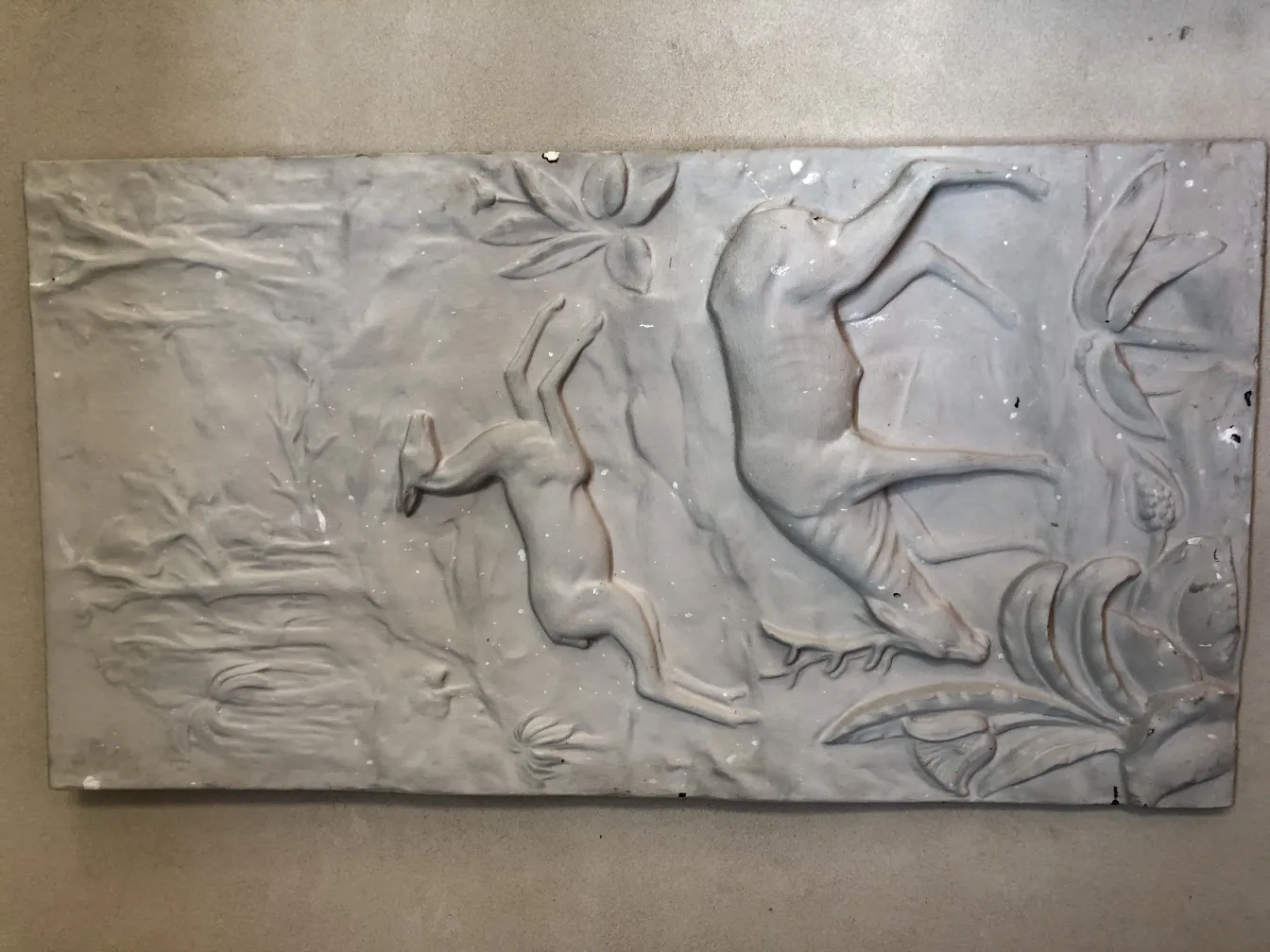 Antike Wandplatte mit Relief von Rehen und Pflanzen.