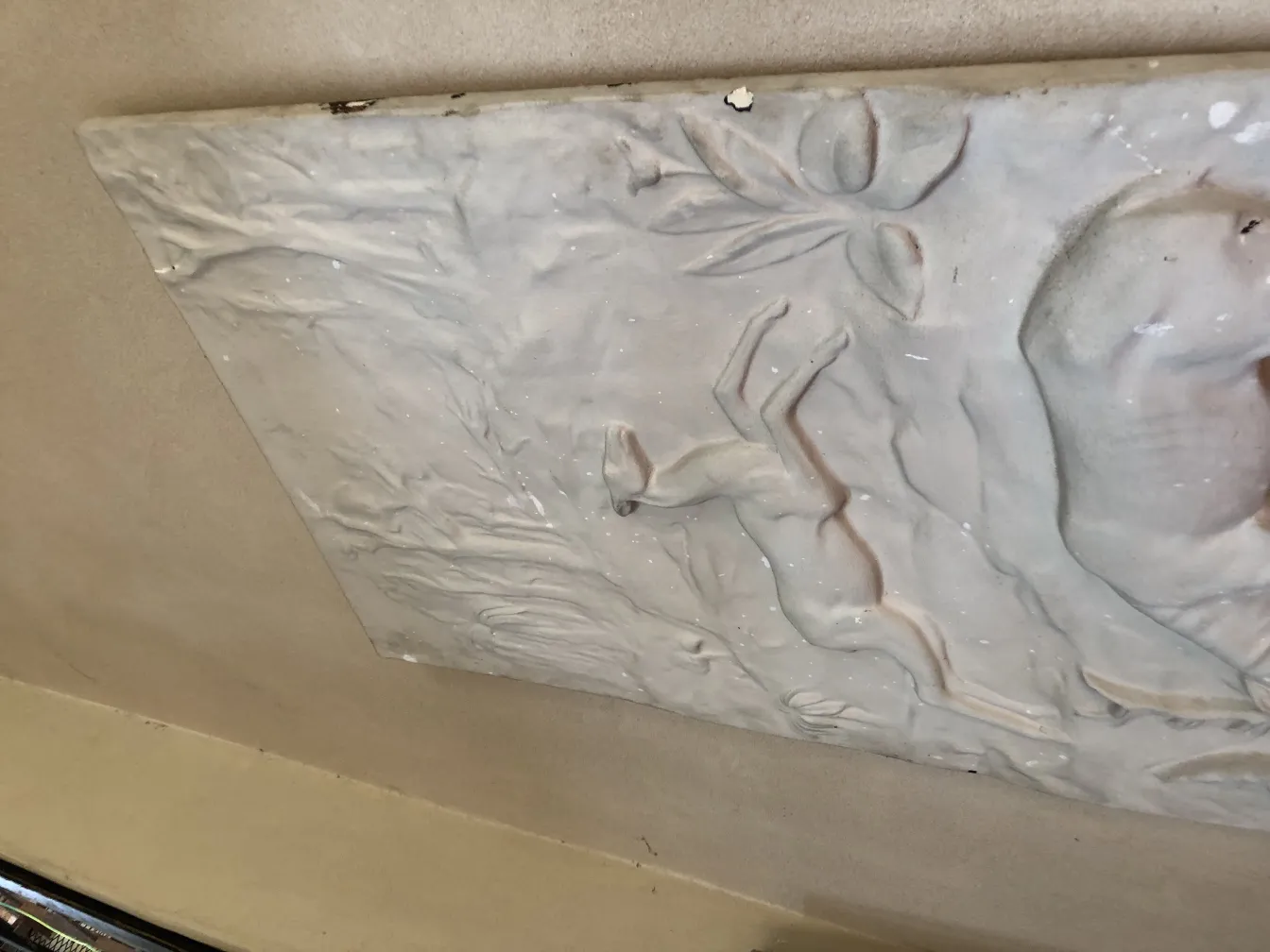 placa de pared antigua con relieve y formas de animales