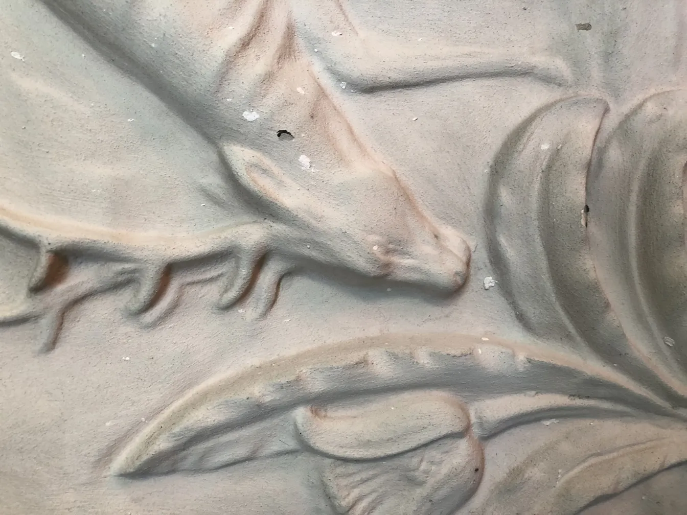 꽃 디테일이 있는 고전 장식 벽판