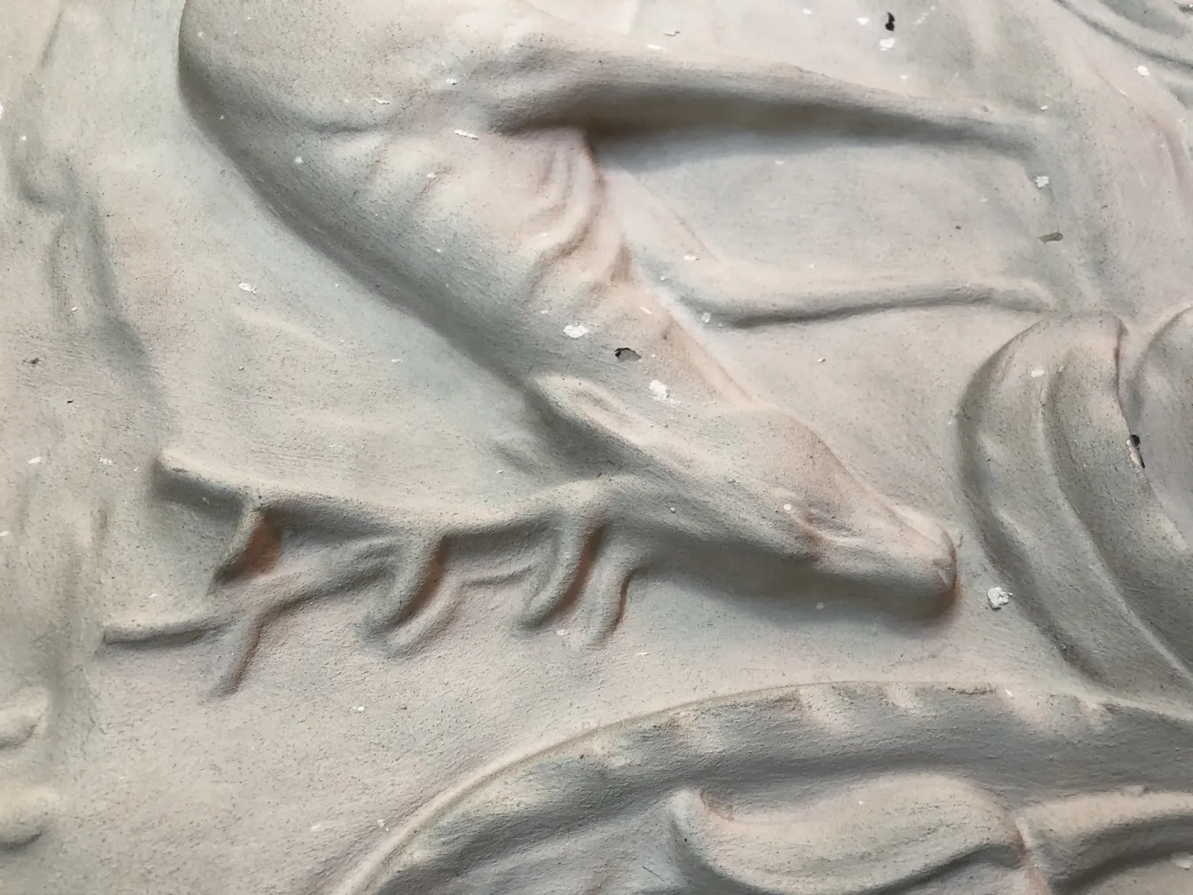 detail einer antiken Wandplatte mit dekorativen Reliefs