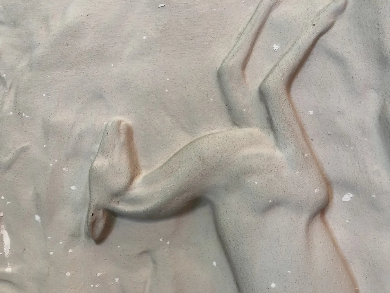 Placa de parede antiga com relevo decorativo, estilo único