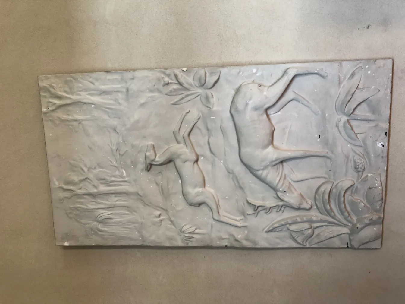 antike Wandplatte mit Relief von Rehen und Pflanzen