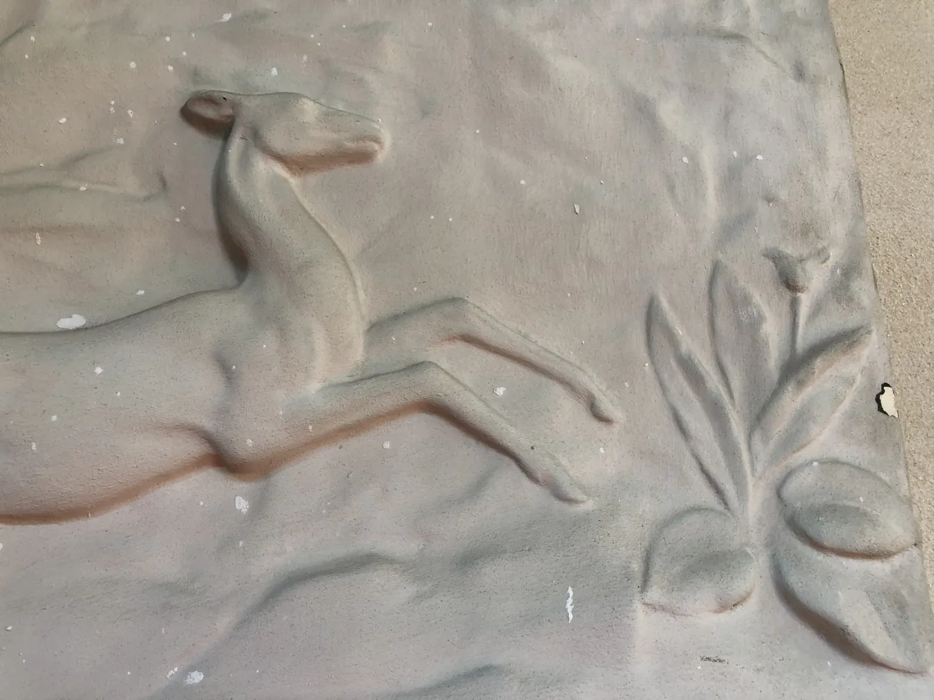 antike wandplatte mit hirschrelief und pflanzen