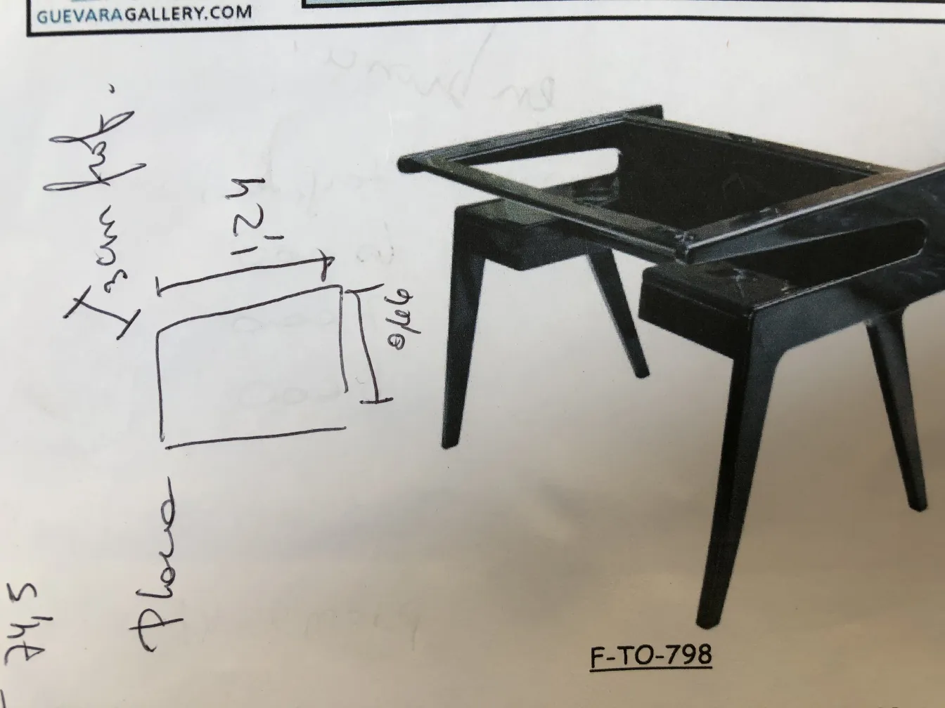 alte Wandplatte mit dekorativen Details in einer klassischen Umgebung