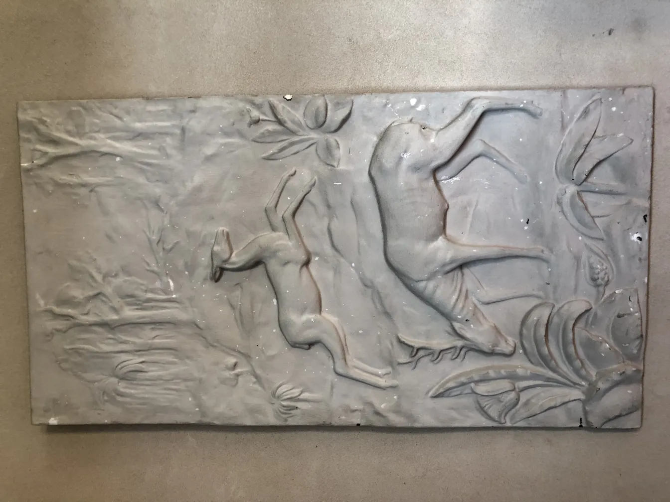 plaque murale ancienne représentant des reliefs d'un cerf et d'un lapin