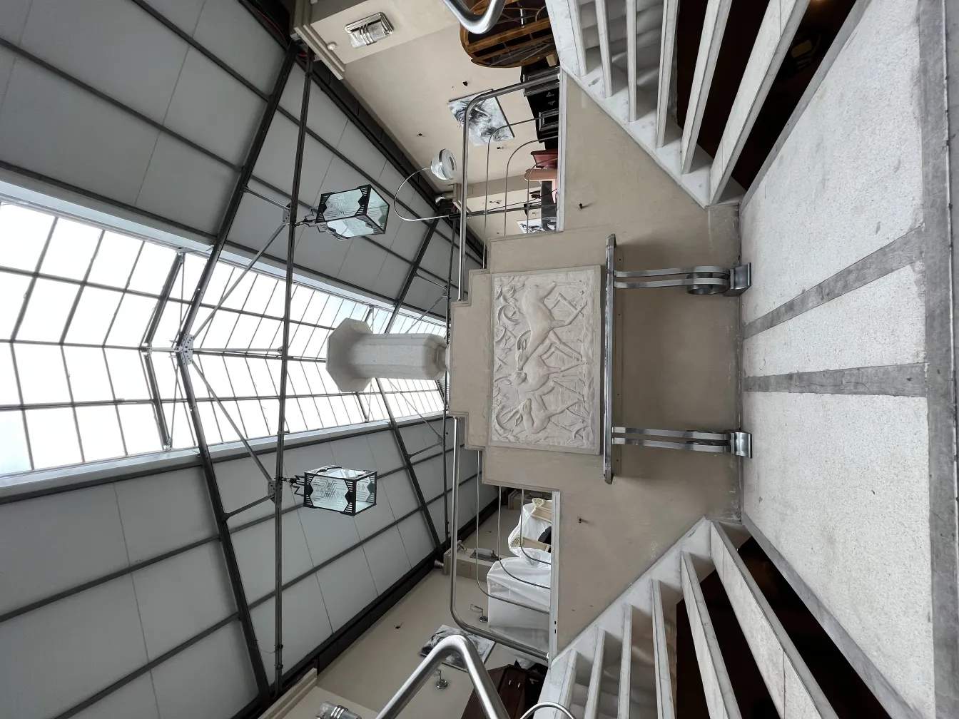 古董墙板，带有浮雕设计，置于现代环境中