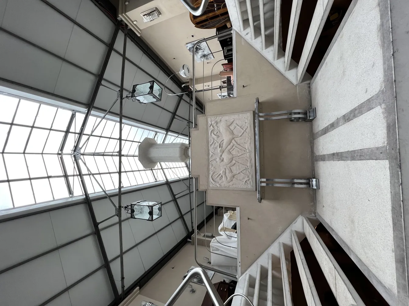 plaque murale ancienne avec reliefs dans un cadre moderne