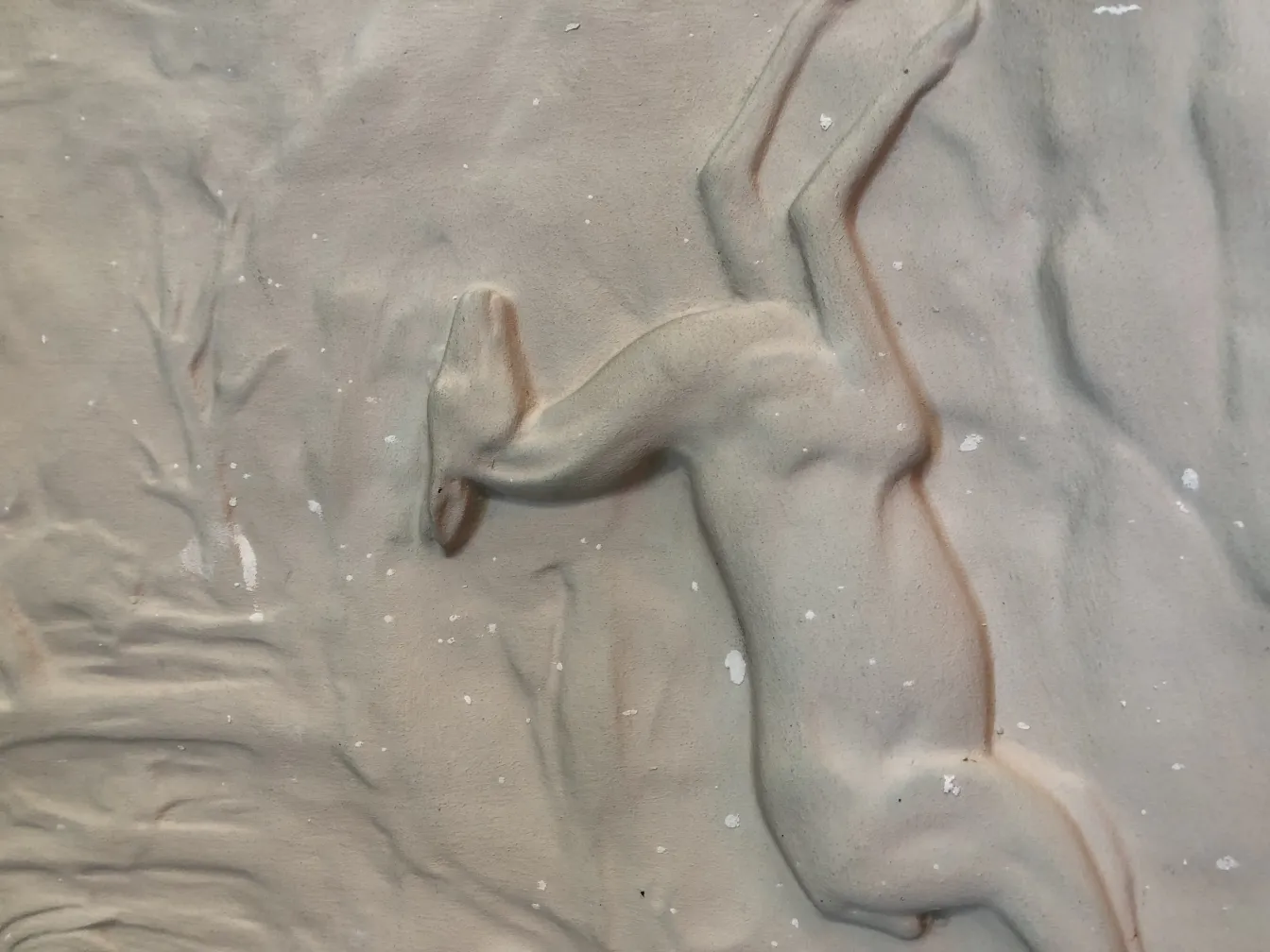 Placa de parede antiga com relevo, em cores suaves e decorações sutis em um ambiente etéreo.