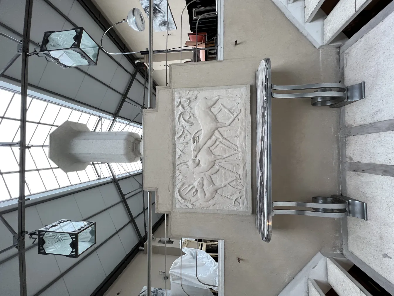 Antike Wandplatte mit dekorativem Relief. Modernes Ambiente.