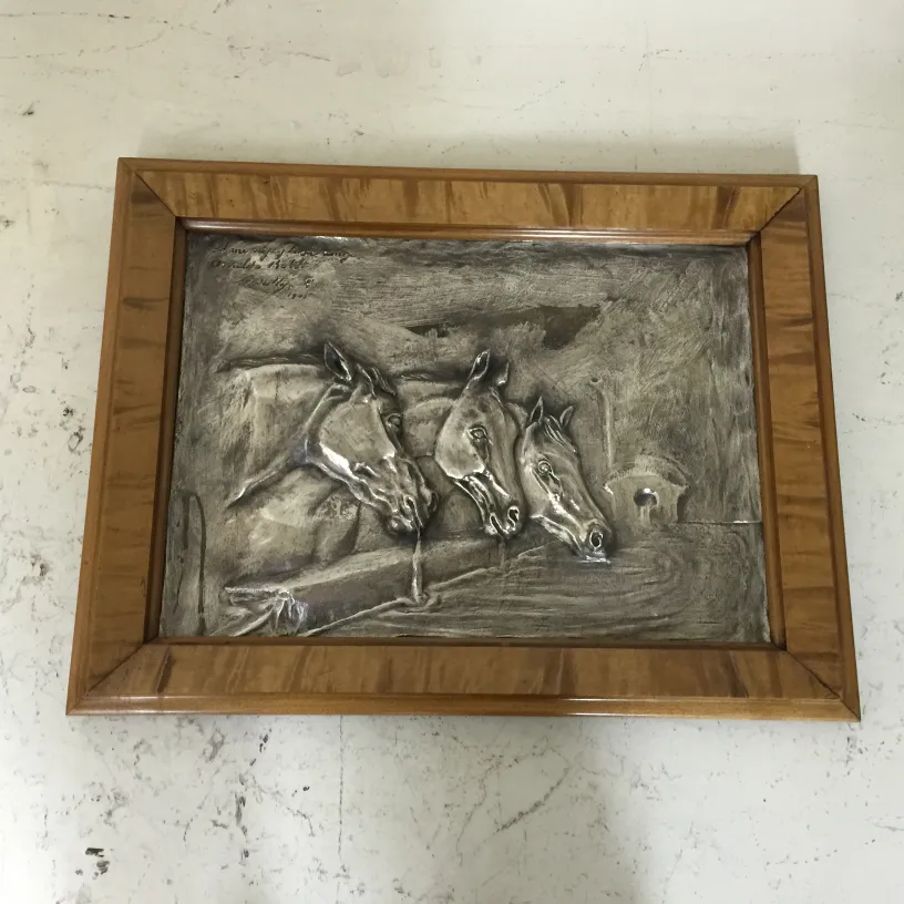 plaque murale antique en relief avec trois chevaux