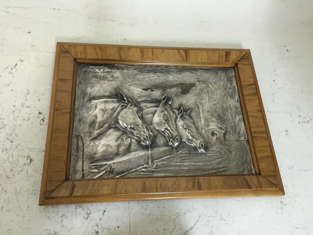 Antike Wandplatte mit Pferden in Relief