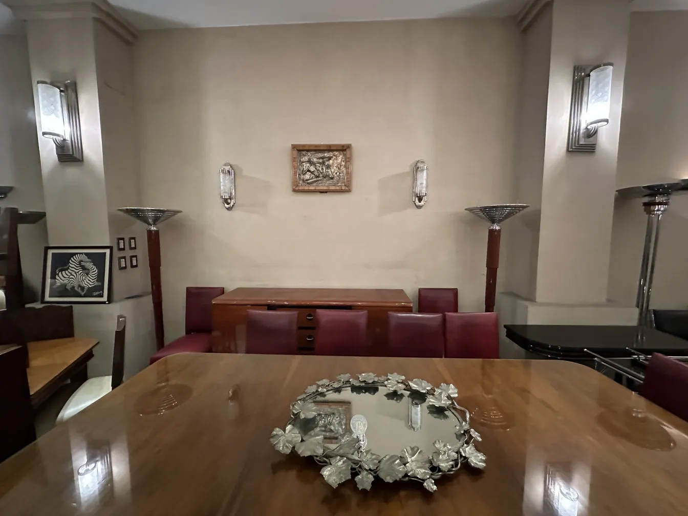 placa de parede antiga em um ambiente classico com decoracao