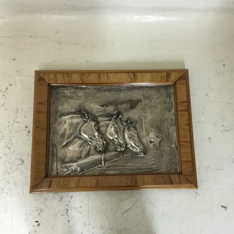 plaque murale ancienne avec relief de chevaux dans un style rustique