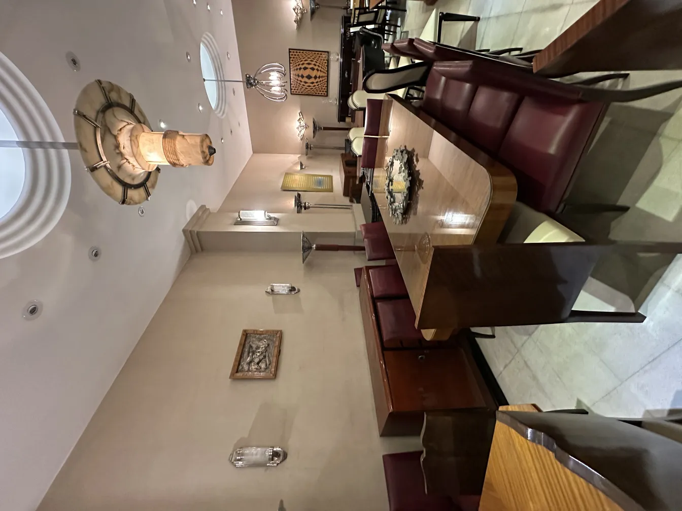 Placca a muro antica con decorazione in una sala da pranzo elegante, circondata da tavoli e sedie.