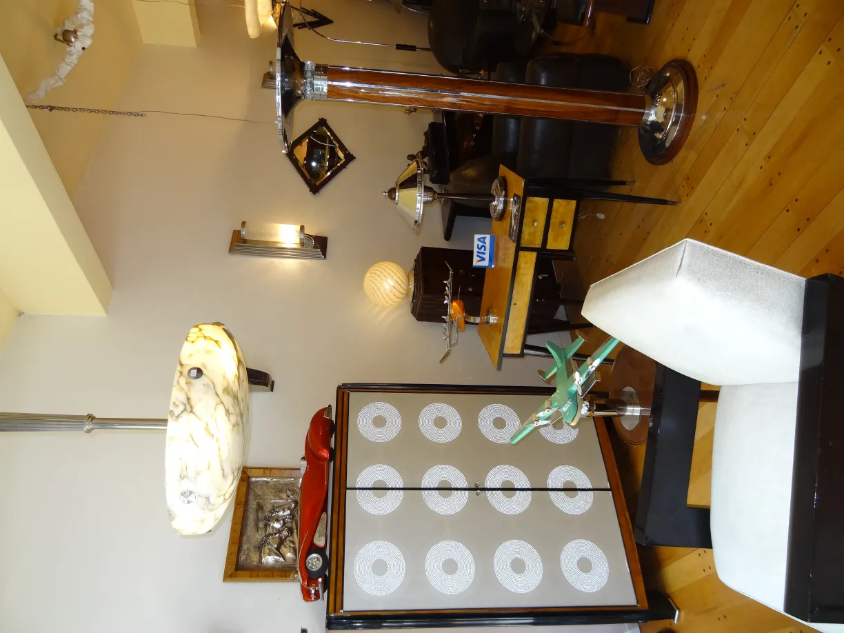 antike Wandplatte mit elegantem Design in einem Vintage-Ambiente.