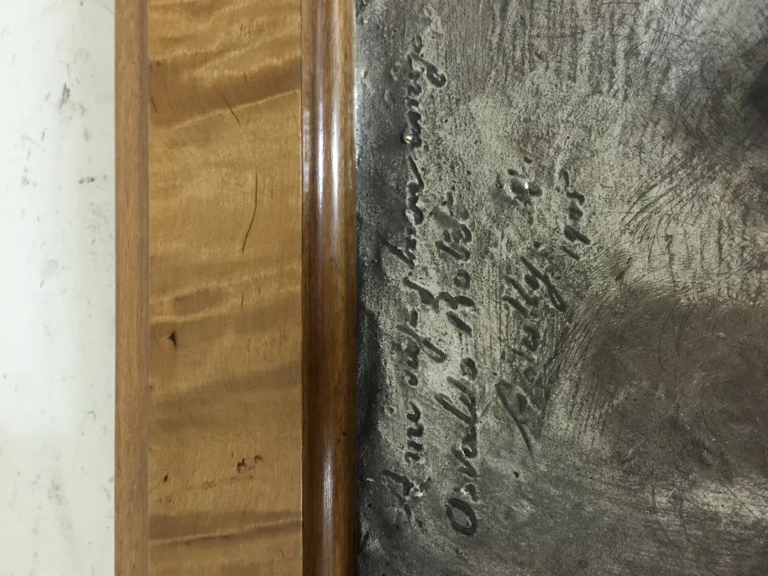 Placa de parede antiga com inscrição visível na superfície