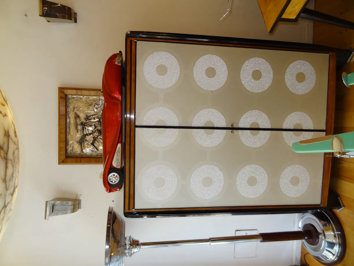 placa de parede antiga com padrões geométricos em ambiente retro