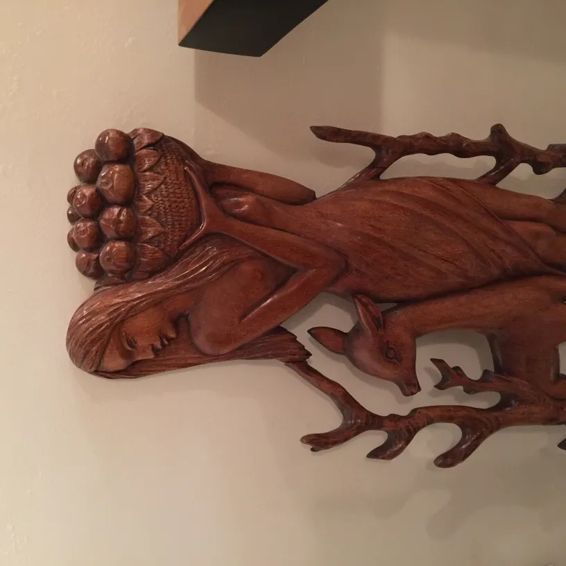 antigua placa de pared con relieve de madera y figura