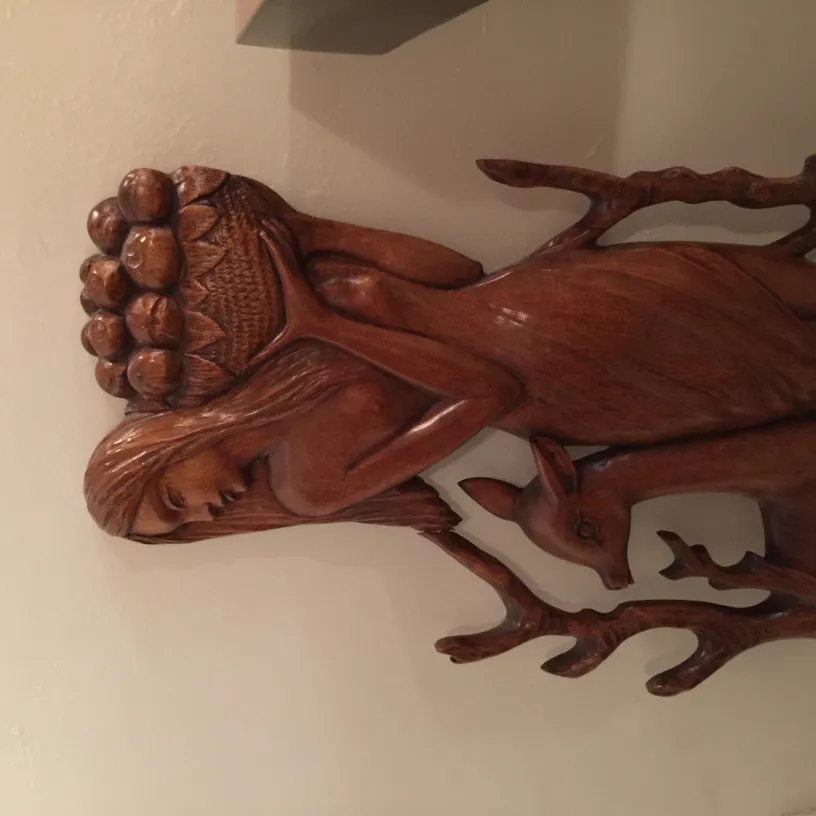 Placa de parede antiga, figura feminina com cervo, arte em relevo.