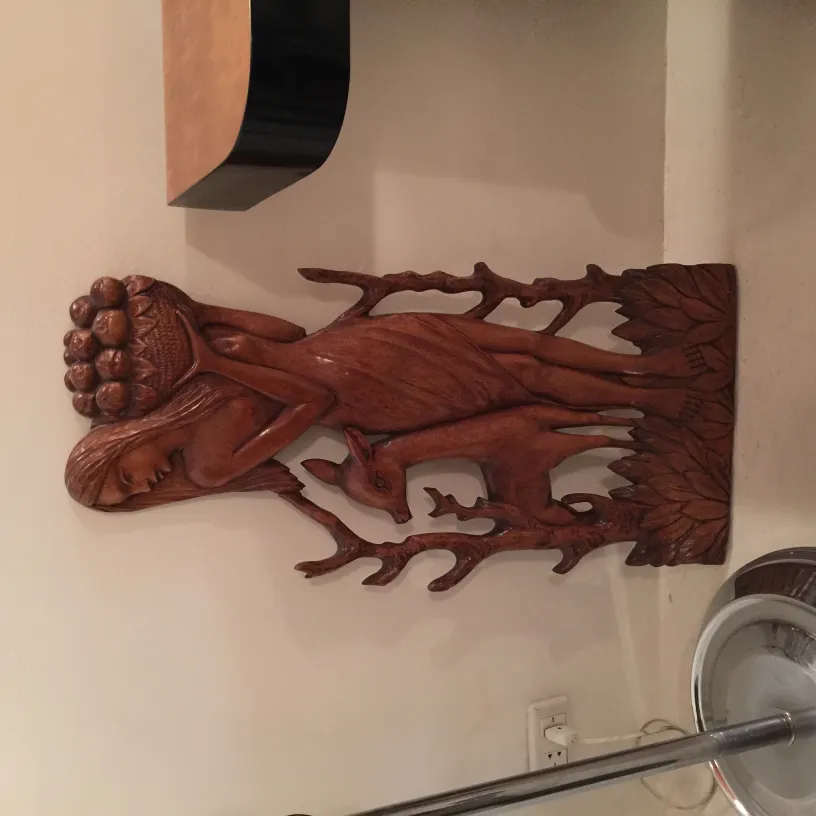 placa de parede antiga com relevo artístico, figura de mulher e cervo, decoração de interiores