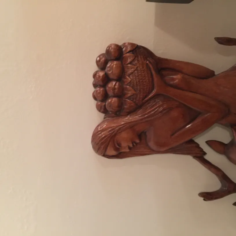 Placa de parede antiga com relevo de figuras humanas, decorativa.