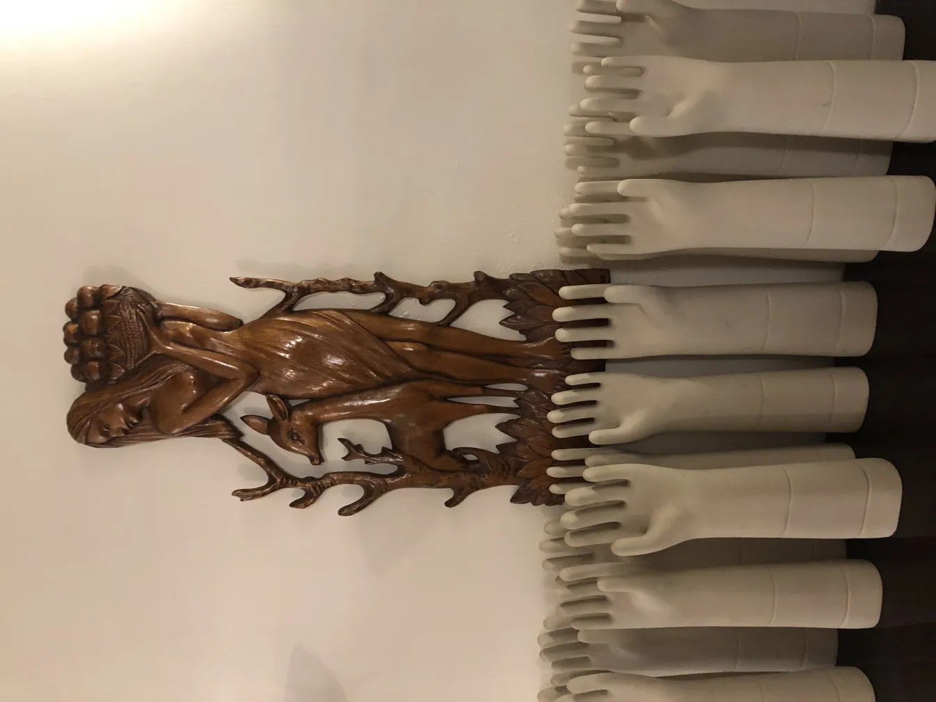 antigua placa de pared de madera con figura decorativa