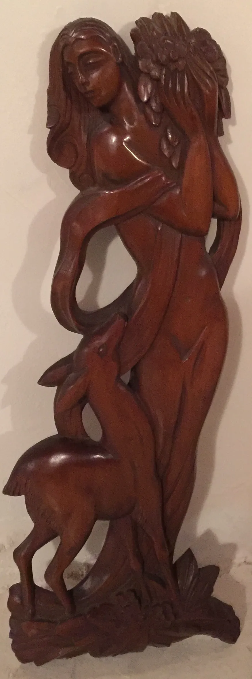 لوحة-جدارية-قديمة-مع-شكل-امرأة-تحتضن-غزالًا-في-بيئة-كلاسيكية.